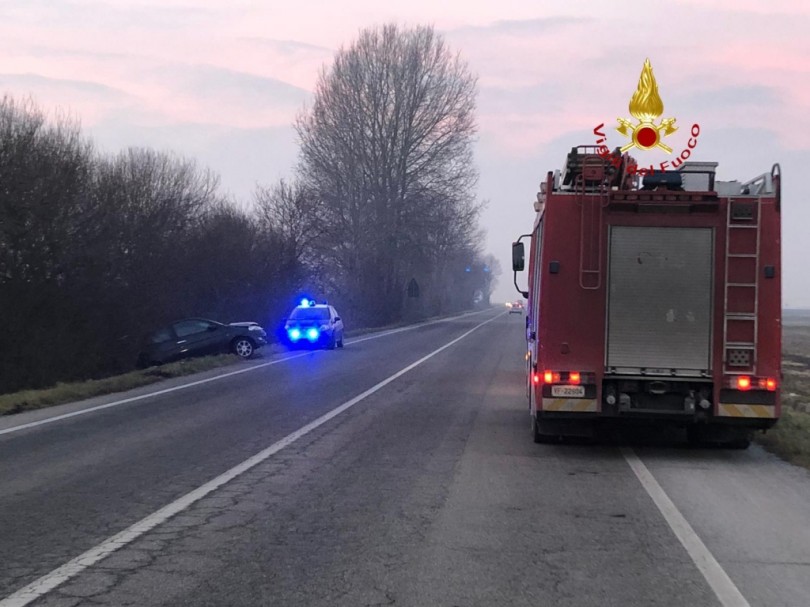 Auto fuori strada finisce col retro nel fosso